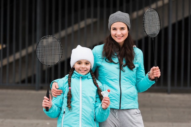 Madre e hija jugando badmington al aire libre