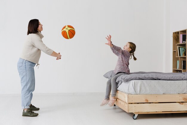 Madre e hija jugando con baloncesto