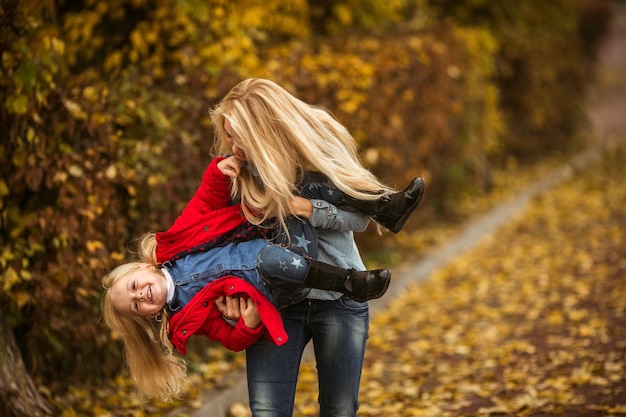 Madre e hija jugando en un día de otoño