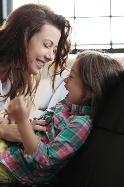 Madre e hija jugando y divirtiéndose