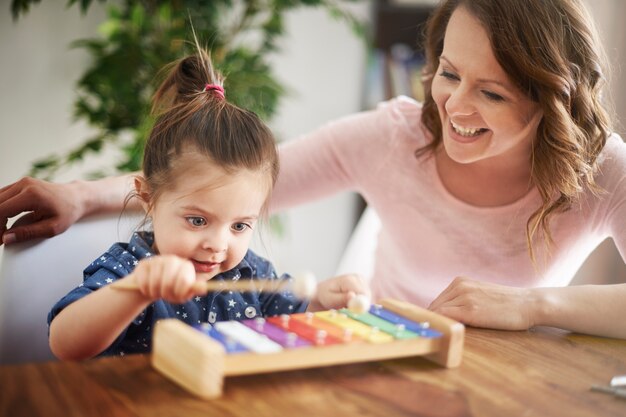 Madre e hija jugando juntas