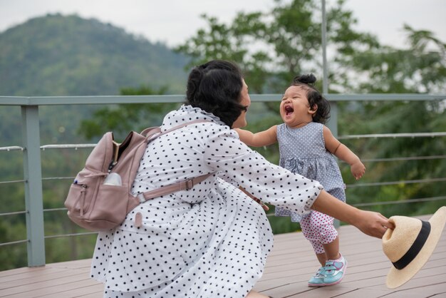 Madre e hija jugando juntos en un parque