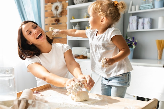 Madre e hija jugando con masa