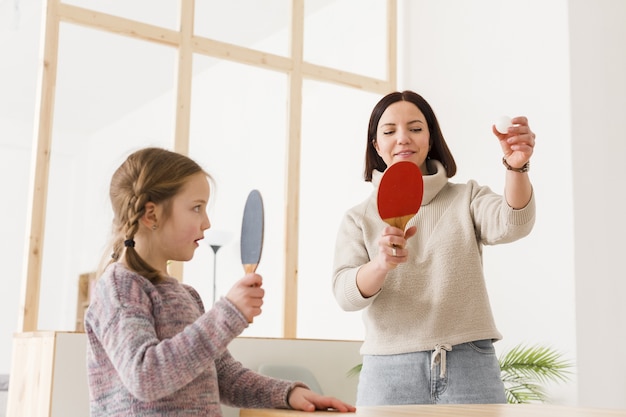 Madre e hija jugando ping pong