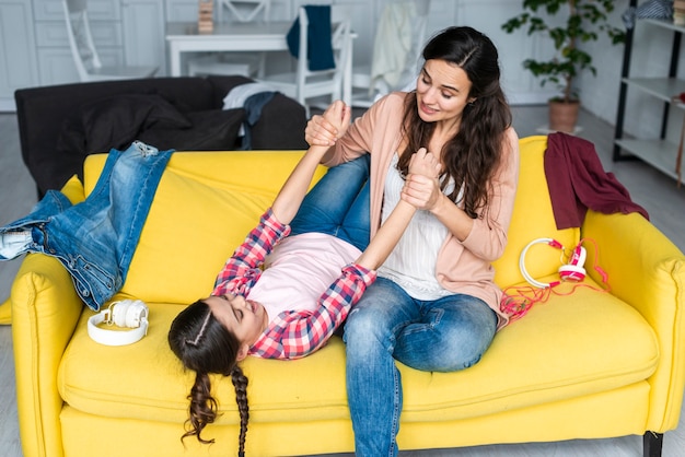 Foto gratuita madre e hija jugando en el sofá