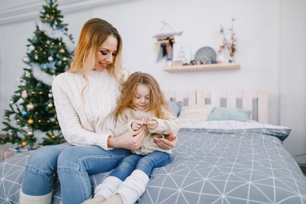 madre e hija jugando