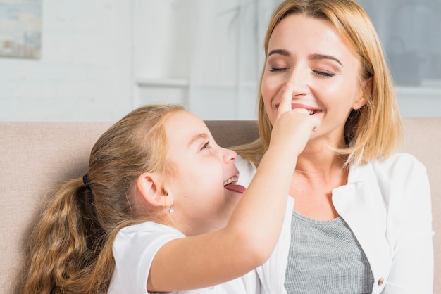 Madre e hija jugando 