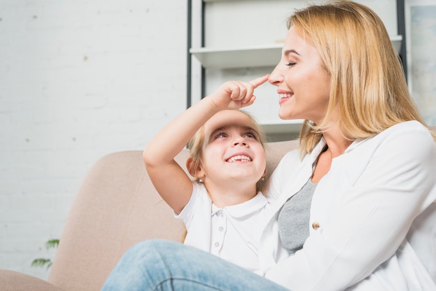 Foto gratuita madre e hija jugando