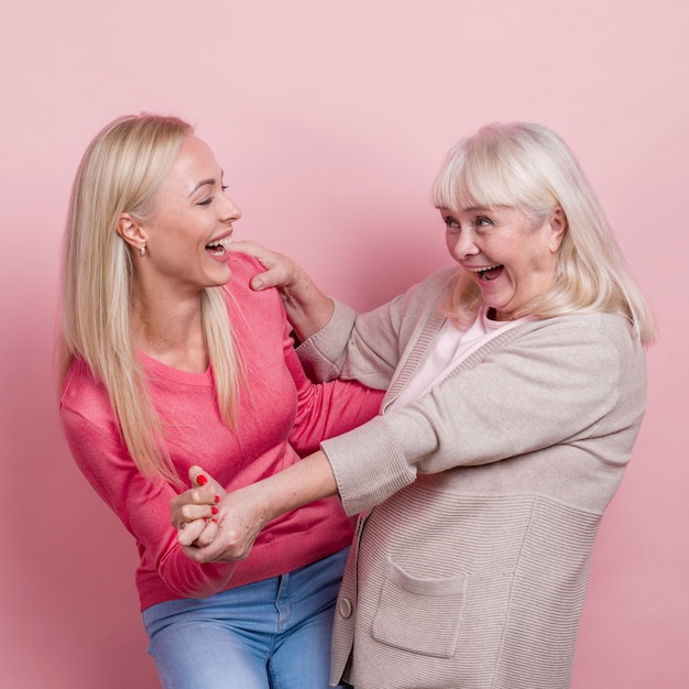 Madre e hija jugando