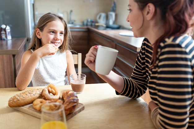 Madre e hija juntas en la cocina