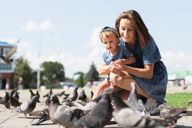 Madre e hija juntas en el parque