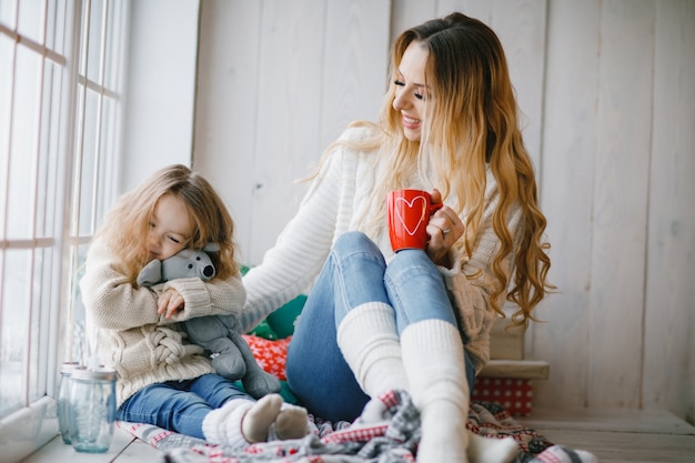 madre e hija junto a la ventana