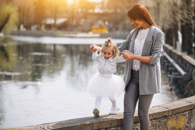 Madre e hija en el lago