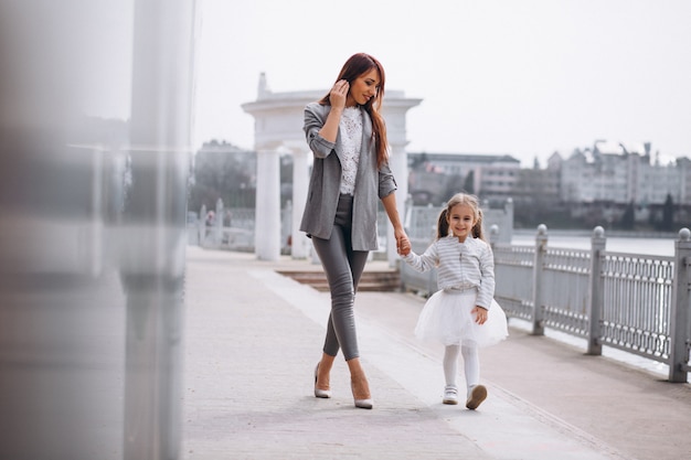 Madre e hija en el lago