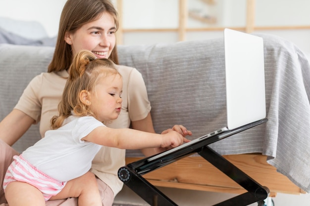 Madre e hija con laptop