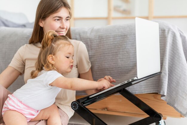 Madre e hija con laptop