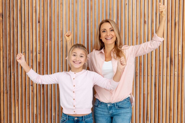 Madre e hija levantando las manos del heredero