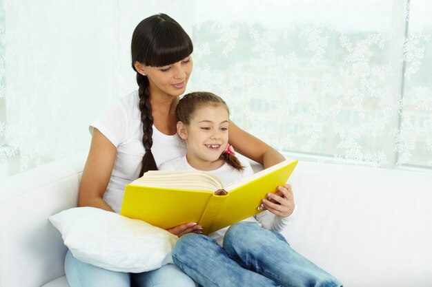 Madre e hija leyendo juntas