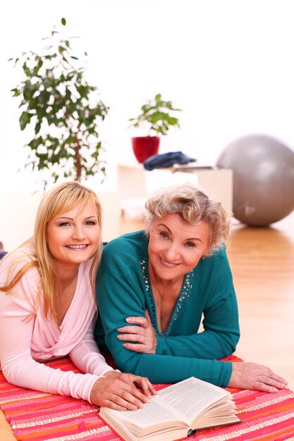 madre e hija leyendo juntas