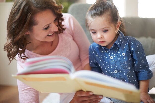 Madre e hija leyendo un libro