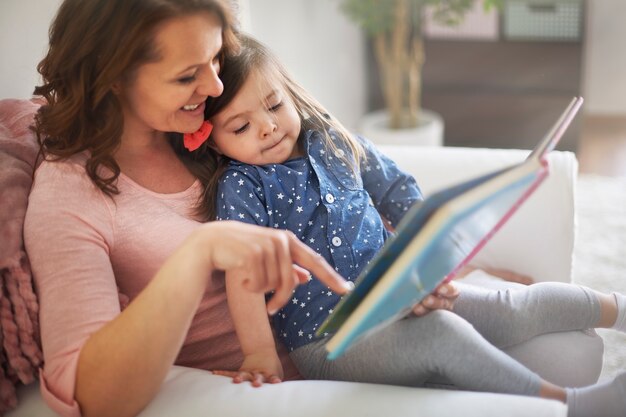 Madre e hija leyendo un libro