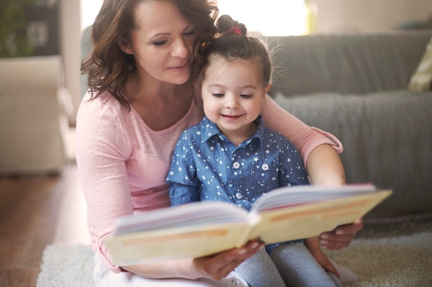 Foto gratuita madre e hija leyendo un libro