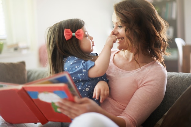 Madre e hija leyendo un libro