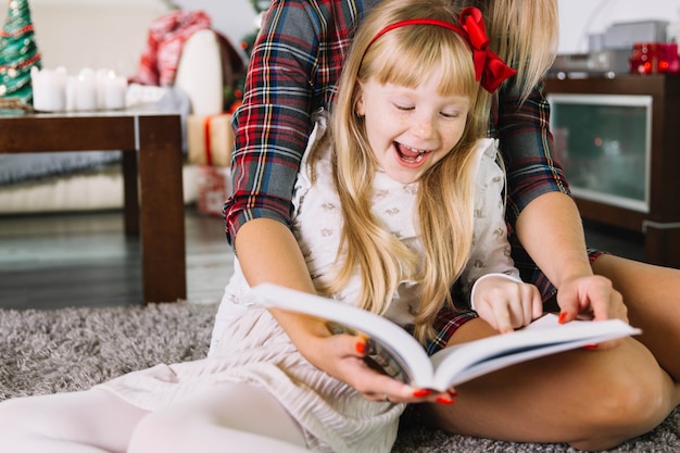 Madre e hija leyendo en navidad