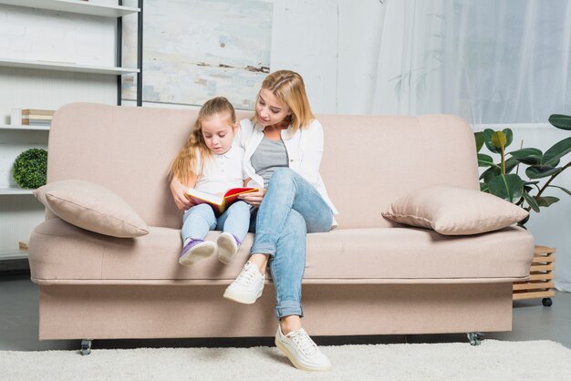 Madre e hija leyendo 