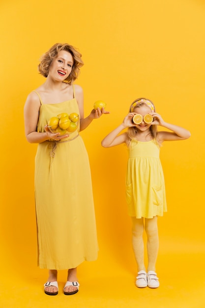 Madre e hija con limones