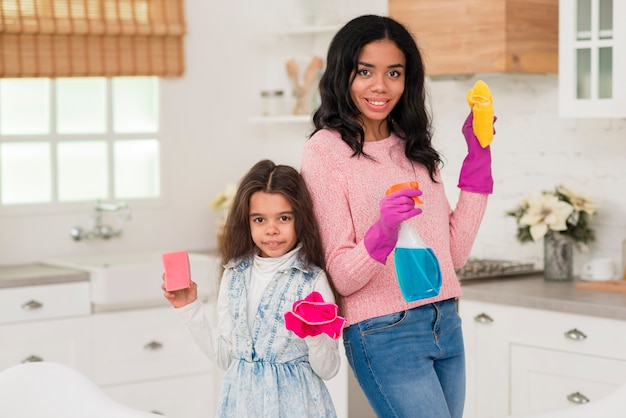 Foto gratuita madre e hija en la limpieza del hogar