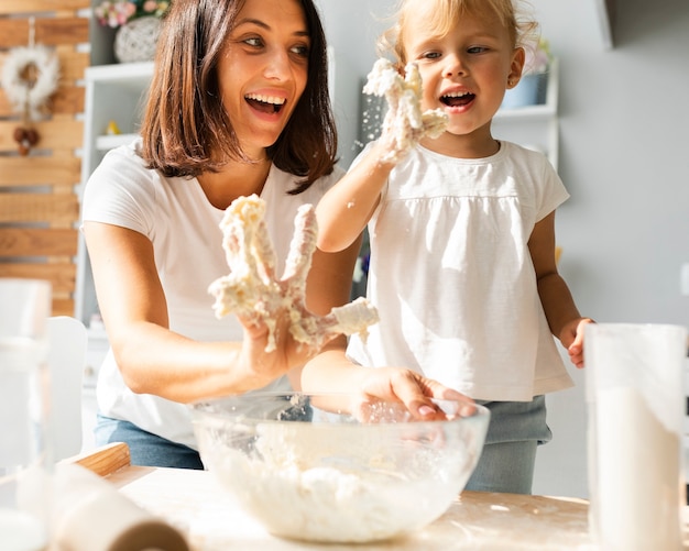 Foto gratuita madre e hija con las manos llenas de masa