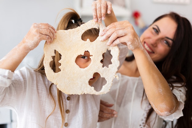 Foto gratuita madre e hija con masa para galletas