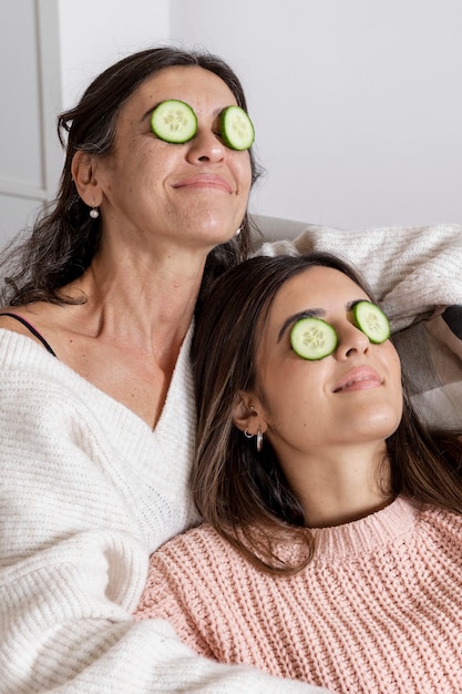 Foto gratuita madre e hija con máscara de ojos