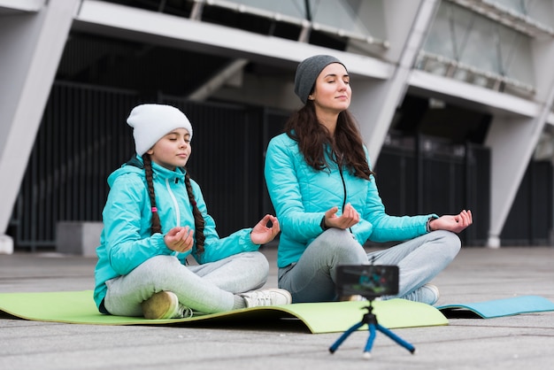 Foto gratuita madre e hija meditando