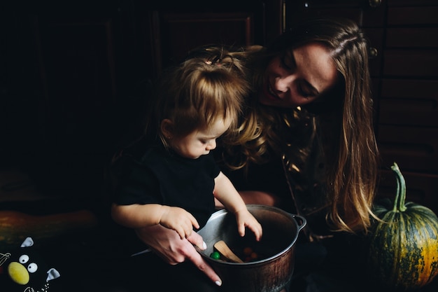 Madre e hija mirando un bol de caramelos