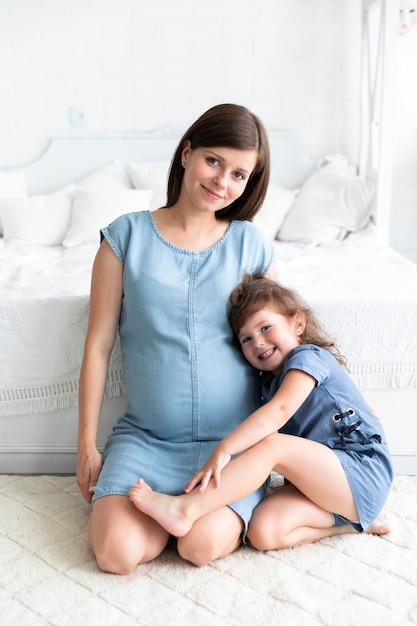 Foto gratuita madre e hija mirando a la cámara