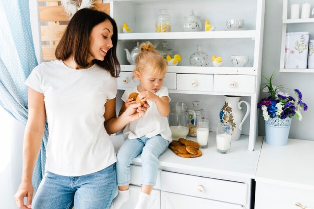 Madre e hija mirando galletas