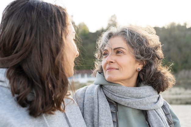 Madre e hija mirándose a los ojos en un momento de unión en la playa