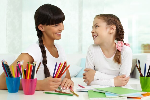 Madre e hija mirándose la una a la otra y sonriendo