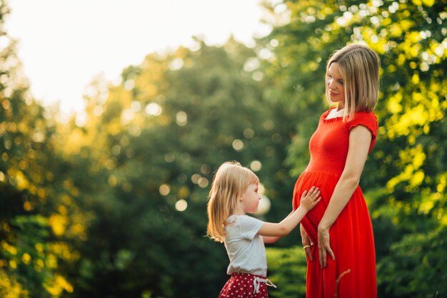 Madre e hija mirándose