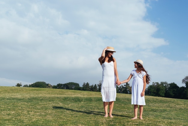 Madre e hija mirándose