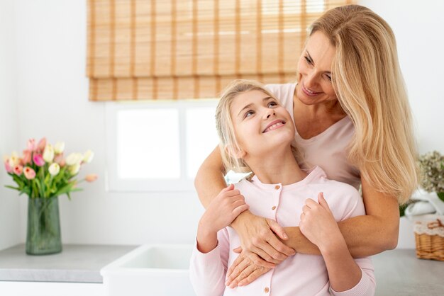 Madre e hija mirándose