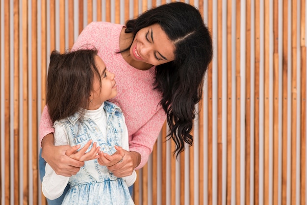 Foto gratuita madre e hija mirándose