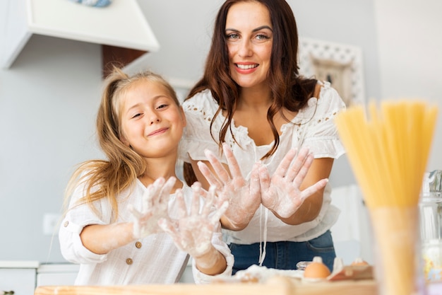 Madre e hija mostrando sus manos