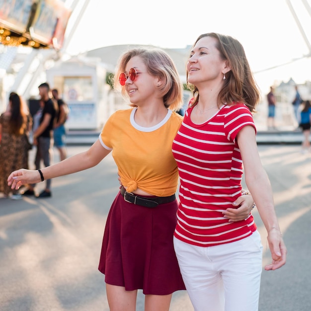 Madre e hija en el parque de atracciones