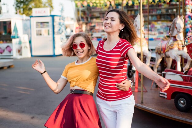 Madre e hija en el parque de atracciones