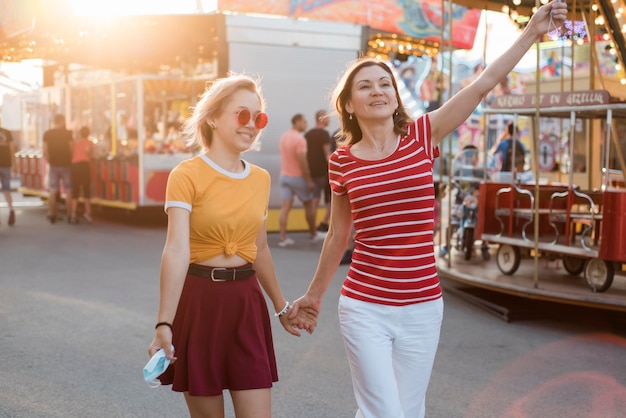 Madre e hija en el parque de atracciones