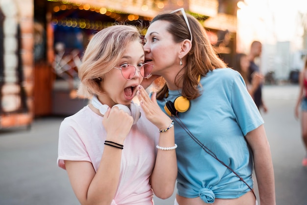 Madre e hija en el parque de atracciones