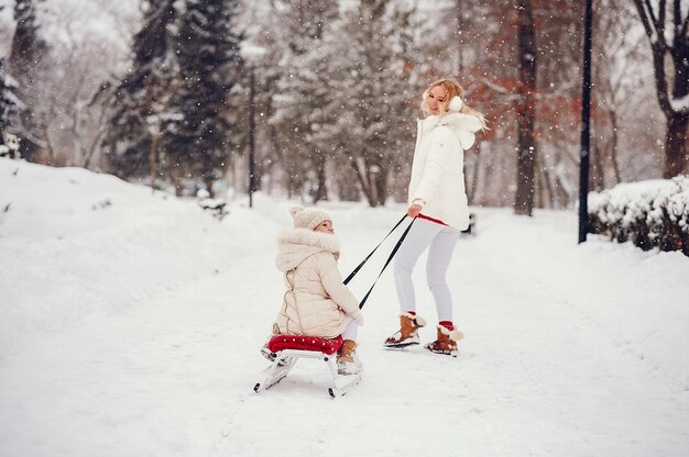 Madre e hija en un parque de invierno